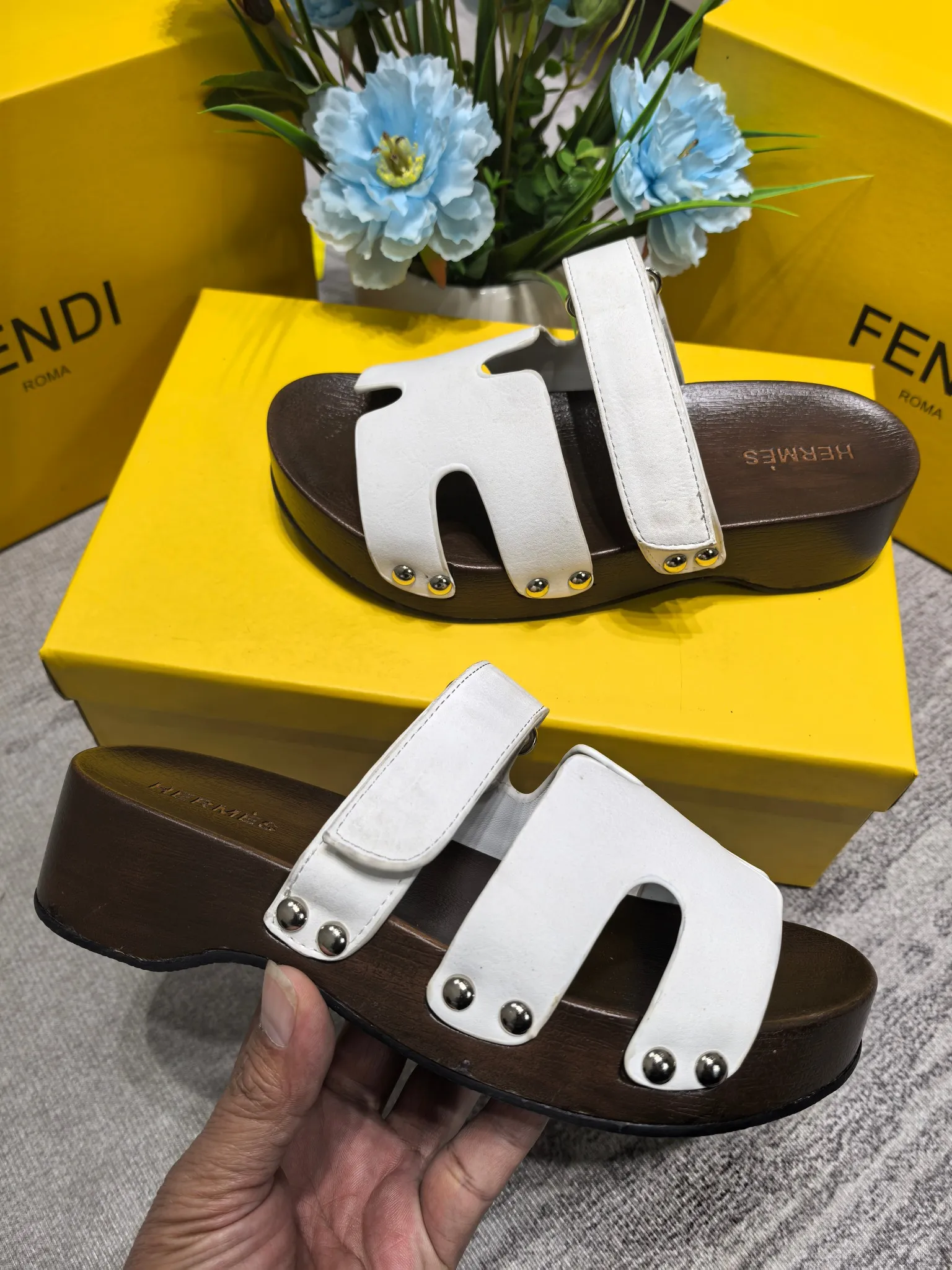 👟👟Ex-factory price 480👟👟Hermes second uncle clog slippers, original development + British retro design, classic and durable! The ultimate 1:1 body shape, imported high-end fabrics showing exquisite texture! Customized A-grade wood sole with mold opening and luxurious packaging! - Unique quality, 35-40 41 42 customized, non-refundable and non-exchangeable